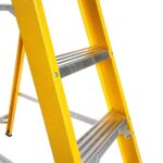 Lyte-Trade-MagnaStep-Fibreglass-Platform-Step-Ladders_NGFBPM_close-up-treads