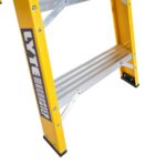 Lyte-Trade-MagnaStep-Fibreglass-Swingback-Step-Ladders_NGFBBM_Close_up-feet-treads
