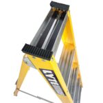 Lyte-Trade-MagnaStep-Fibreglass-Swingback-Step-Ladders_NGFBBM_Close_up-tool-tray