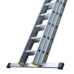 close-up-stabaliser-bar--triple-Section-Trade-Professional-Aluminium-Extension-Ladder