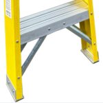 Titan-Trade-Fibreglass-Swingback-Step-Ladders_close-up-feet