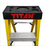Titan-Trade-Fibreglass-Swingback-Step-Ladders_close-up-top-tray