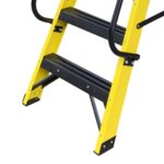 Deligo-Fibreglass-Safety-Stepladder-with-Platform_FSL-close-up-tread